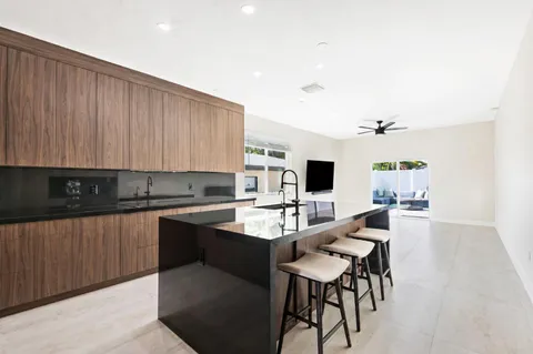 $679,999 | 160 Northeast 35th Street, Oakland Park, FL 33334