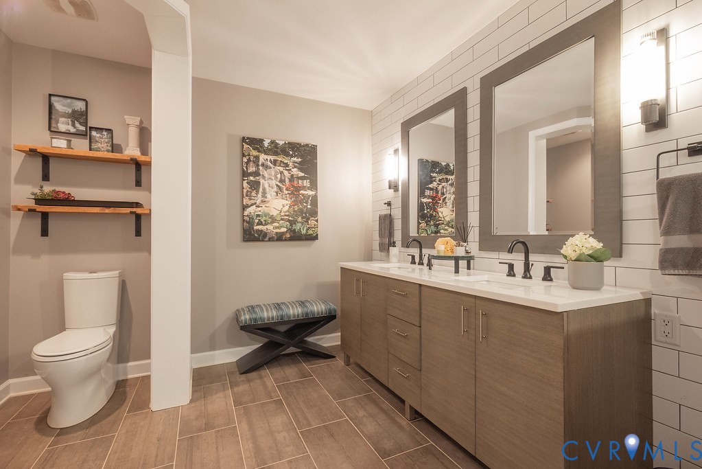 4820 Old Main Street, Unit 511 Henrico, VA 23231 - Photo 31 of 51 a bathroom with a toilet sink and mirror