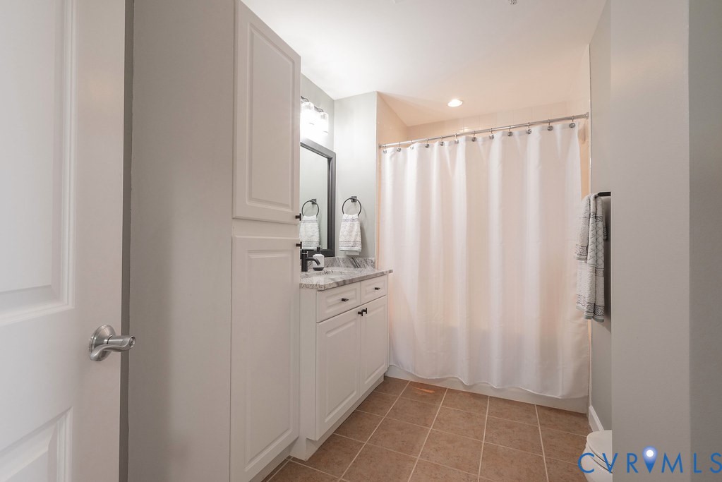 4820 Old Main Street, Unit 511 Henrico, VA 23231 - Photo 37 of 51 a bathroom with a sink a mirror and a shower