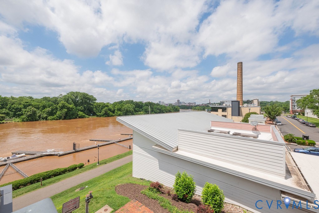 4820 Old Main Street, Unit 511 Henrico, VA 23231 - Photo 45 of 51 a view of a terrace with skyline