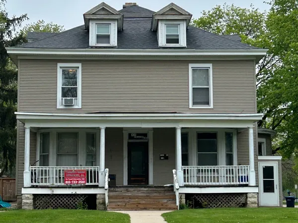 a view of house with a yard