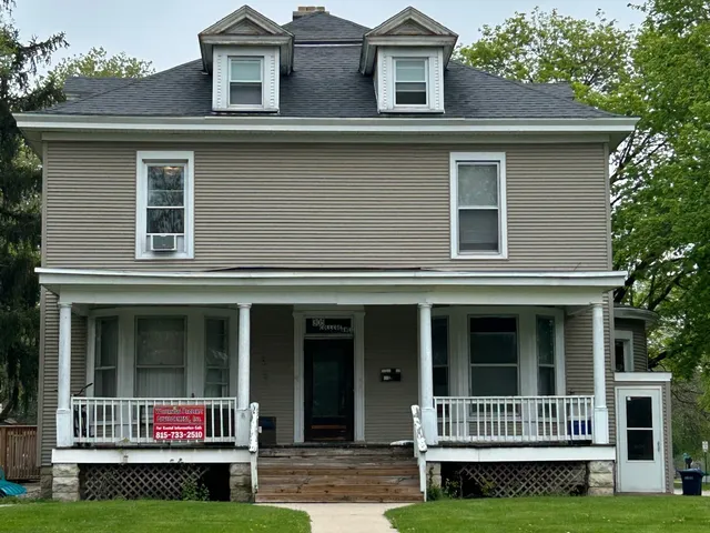 a view of house with a yard