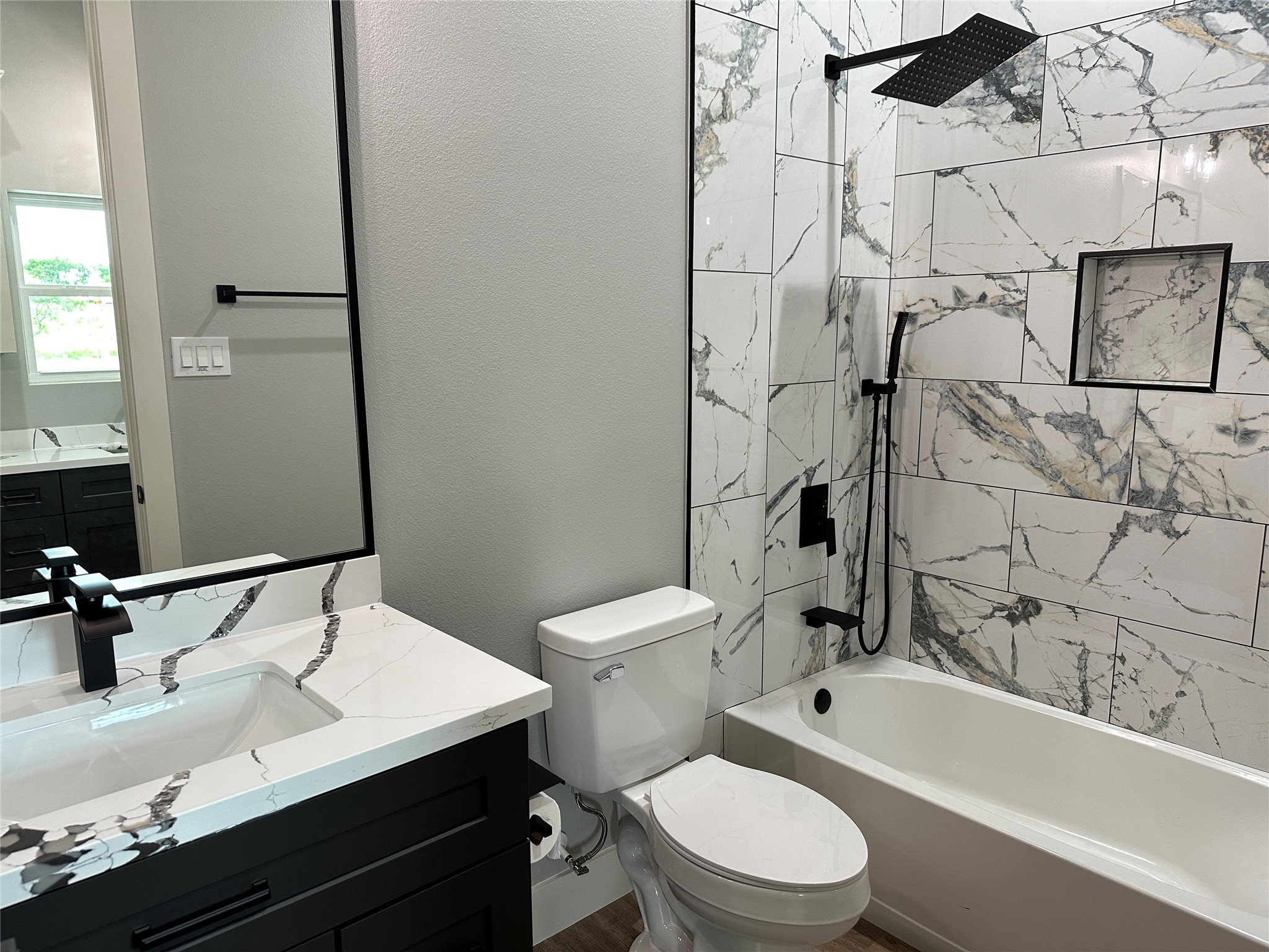 3880 Hranicky Road Schulenburg, TX 78956 - Photo 26 of 35 Full bath across from Butler's Pantry