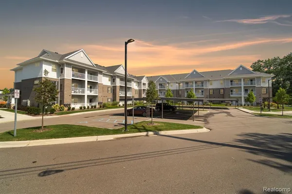 $4,100 | 1957 South Telegraph Road, Unit 201, Bloomfield Hills, MI 48302