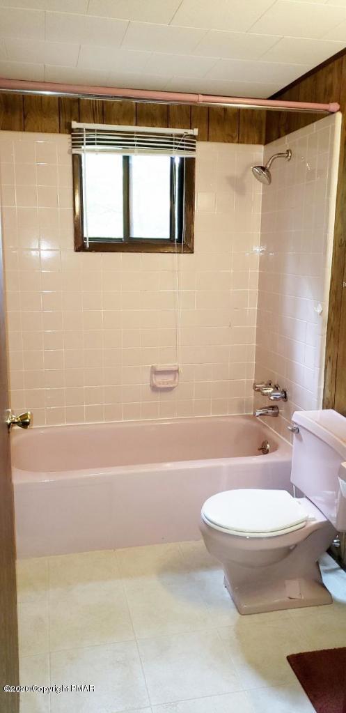 164 Spring Drive Dingmans Ferry, PA 18328 - Photo 6 of 11 a bathroom with a toilet a sink and bathtub