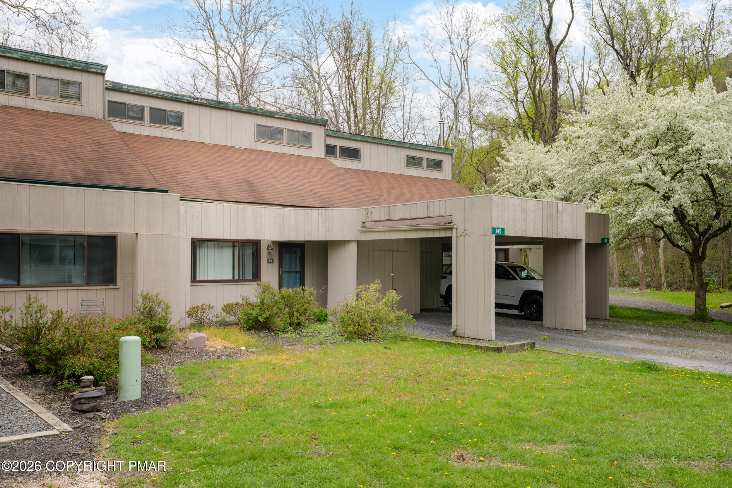 145 Ridge Drive Tannersville, PA 18372 - Photo 2 of 29 001-145ridge-mbertsch