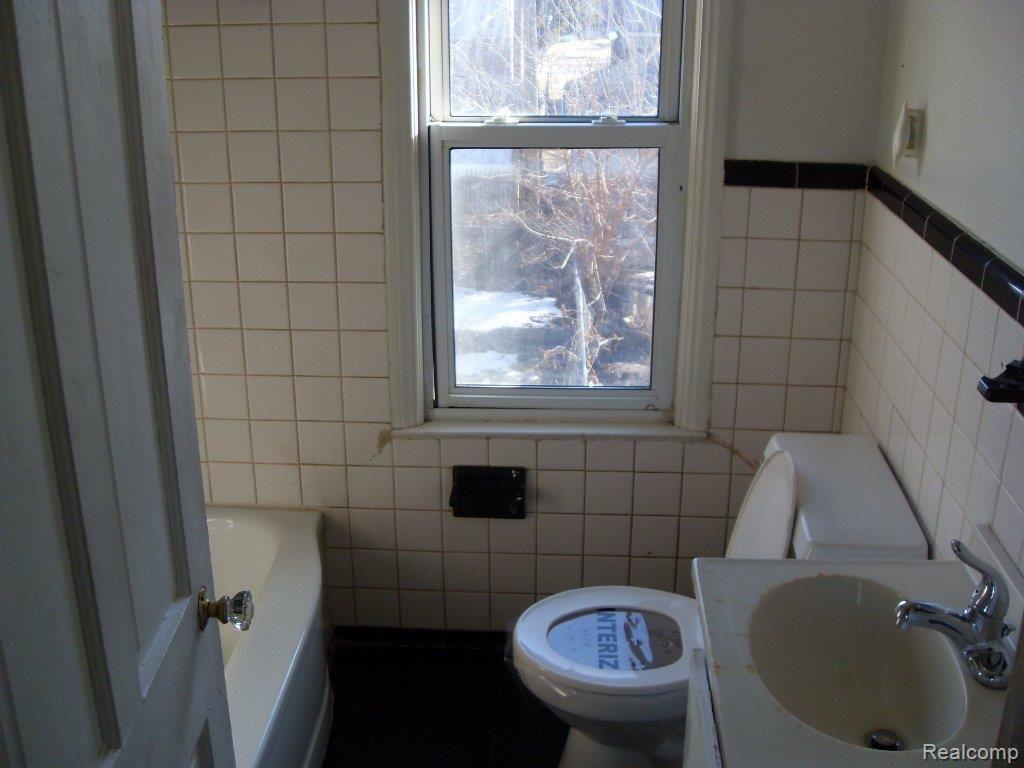 18616 Greenfield Road Detroit, MI 48235 - Photo 6 of 12 261-893031-BATHROOM