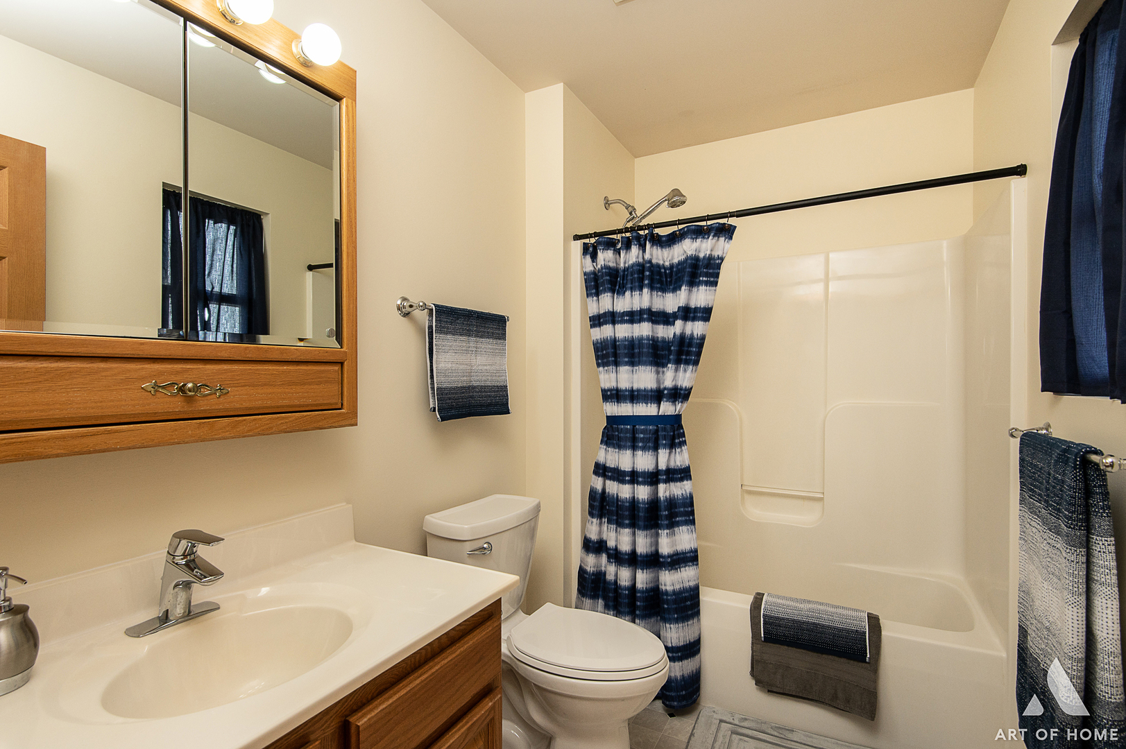 407 Wimbleton Trail McHenry, IL 60050 - Photo 16 of 38 a bathroom with a sink toilet and shower