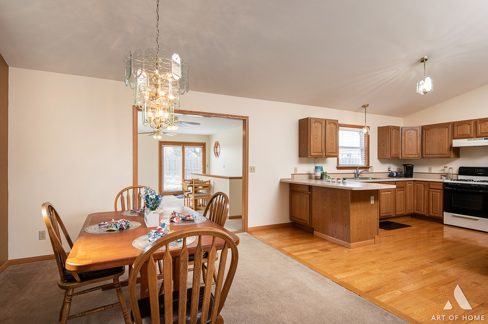 407 Wimbleton Trail McHenry, IL 60050 - Photo 7 of 38 a large kitchen with a table and chairs