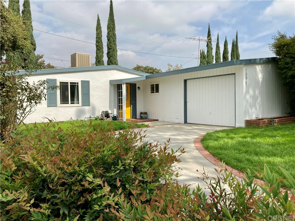 13961 Stroud Street Panorama City, CA 91402 - Photo 3 of 40