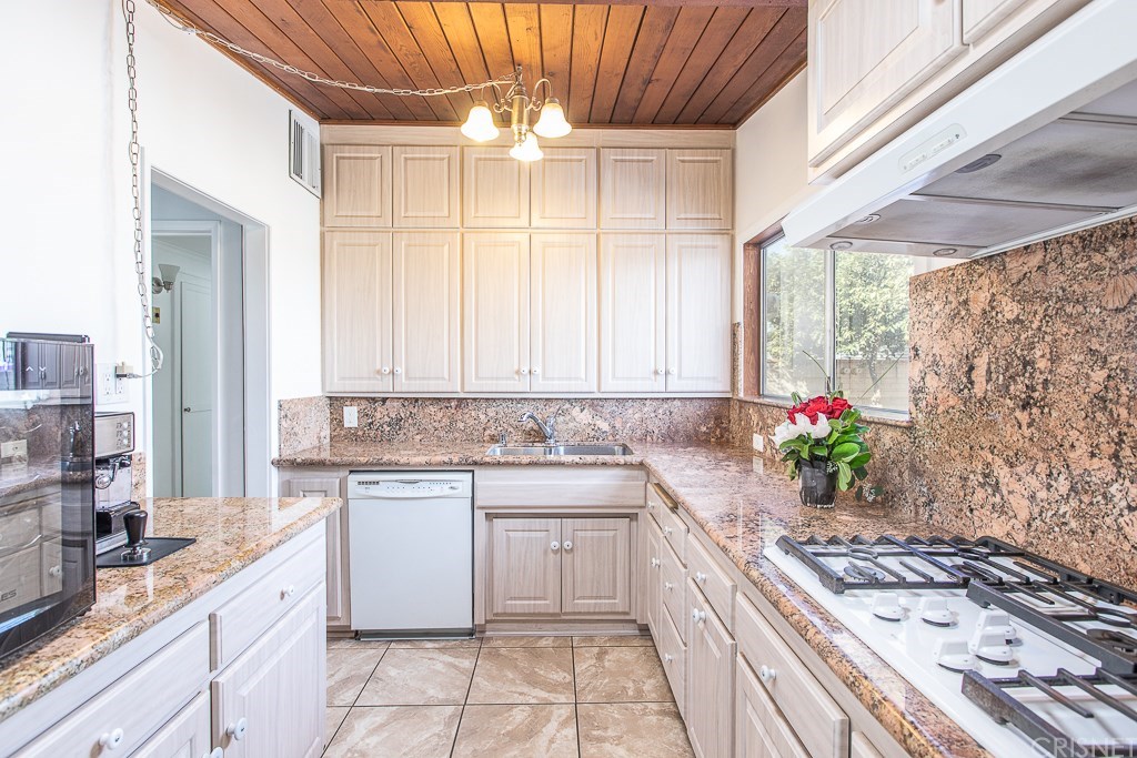 13961 Stroud Street Panorama City, CA 91402 - Photo 4 of 40