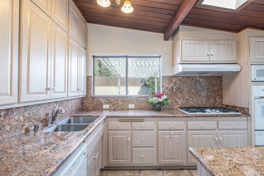 13961 Stroud Street Panorama City, CA 91402 - Photo 5 of 40