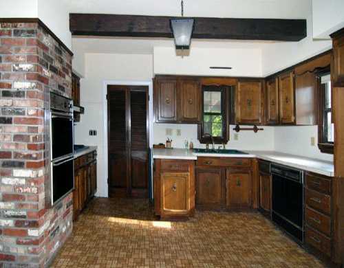 70 Whitcomb Road East Providence, RI 02915 - Photo 3 of 8 Kitchen.