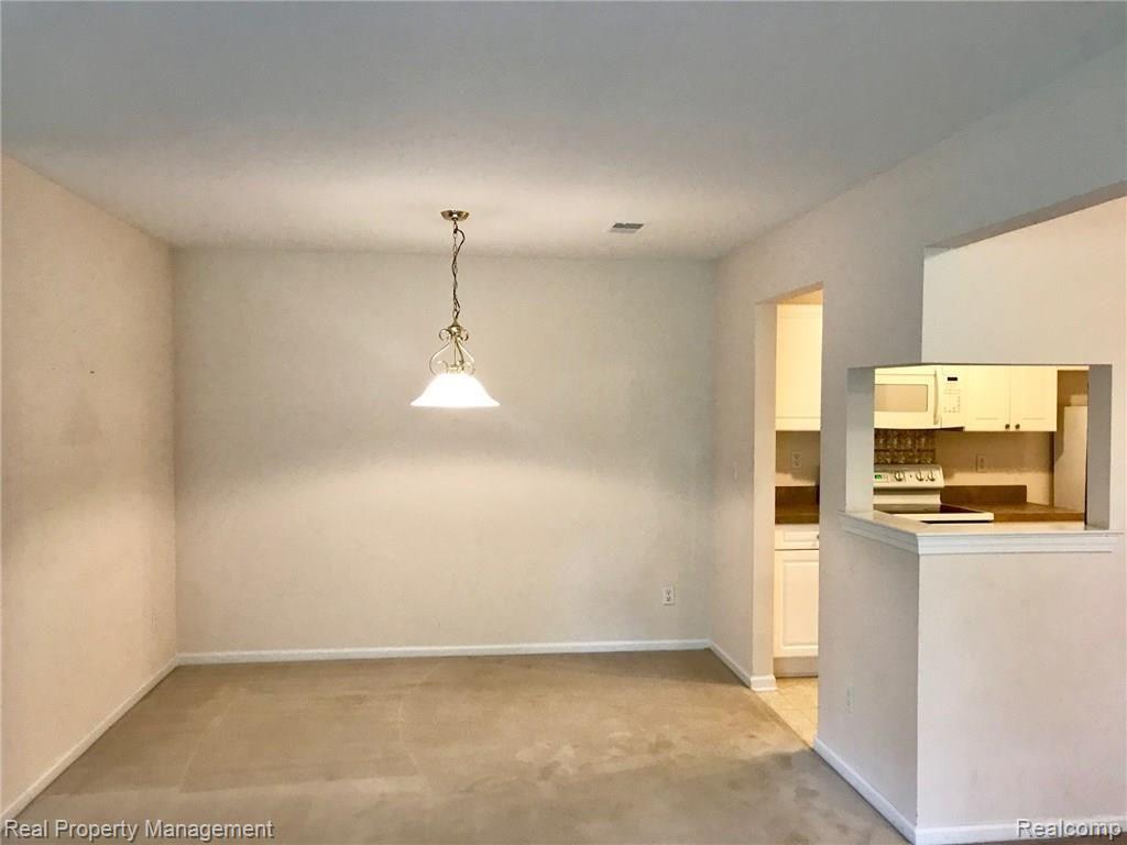 3588 Oakmonte Boulevard Rochester, MI 48306 - Photo 4 of 19