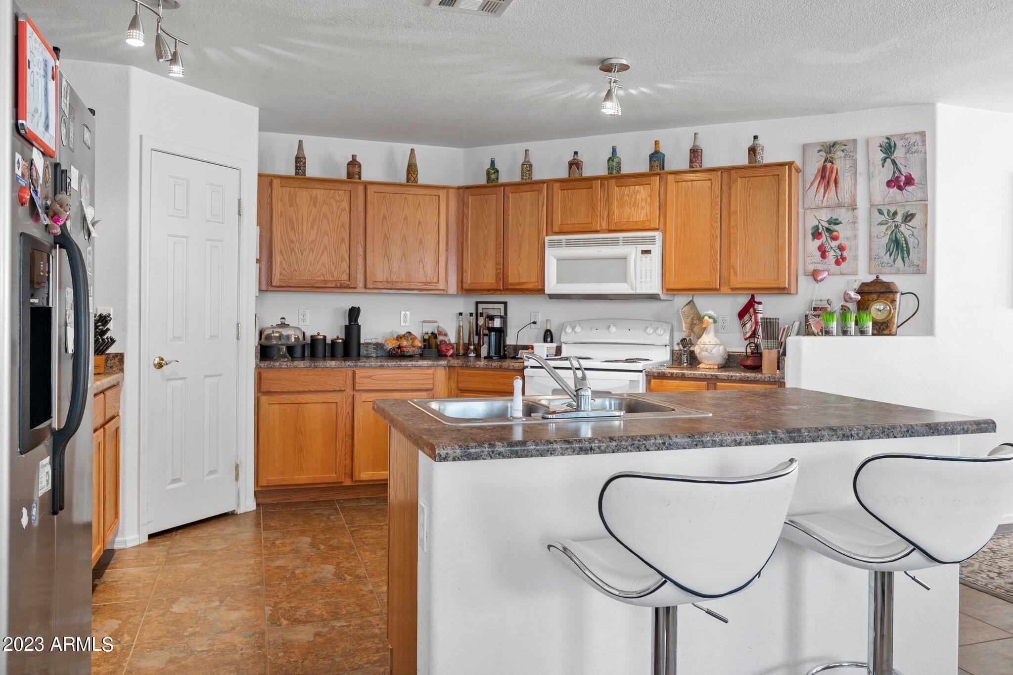 17831 North Madison Road Maricopa, AZ 85139 - Photo 6 of 19 10-web-or-mls-DSC_6911