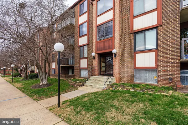 $1,900 | 9728 Kingsbridge Drive, Unit 101, Fairfax, VA 22031