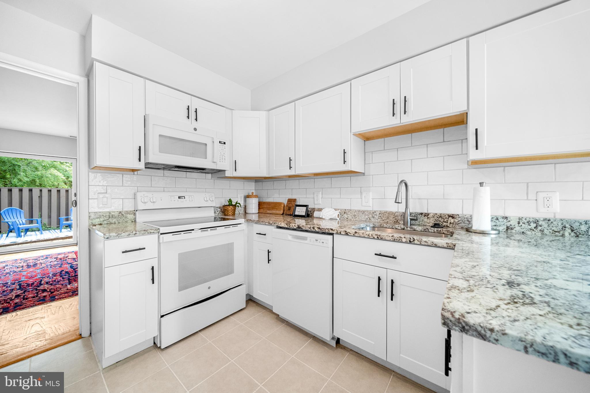 1386 Northgate Square Reston, VA 20190 - Photo 10 of 39 Subway tile backsplash