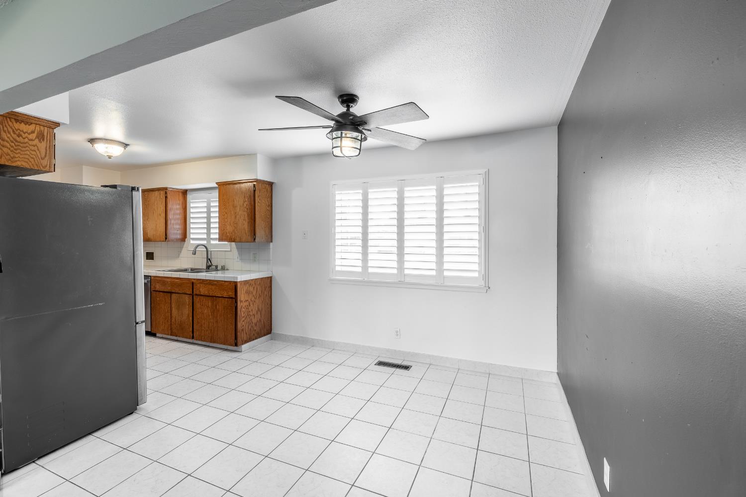 61 West Rall Avenue Clovis, CA 93612 - Photo 9 of 24