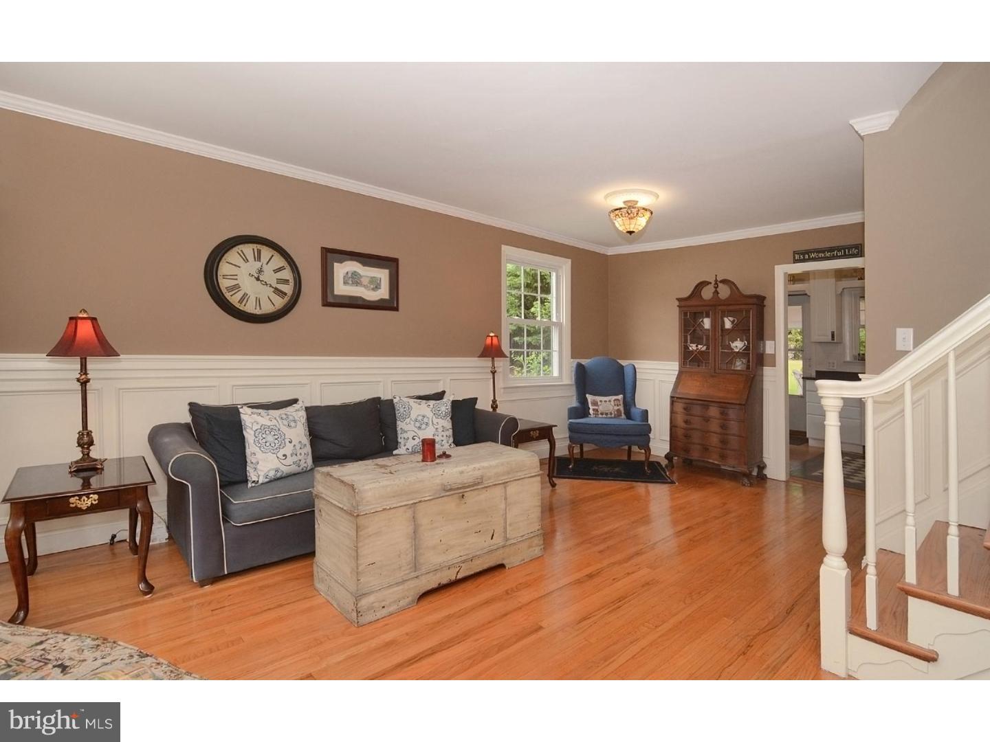 8401 Chippewa Road Philadelphia, PA 19128 - Photo 2 of 25 Living Room