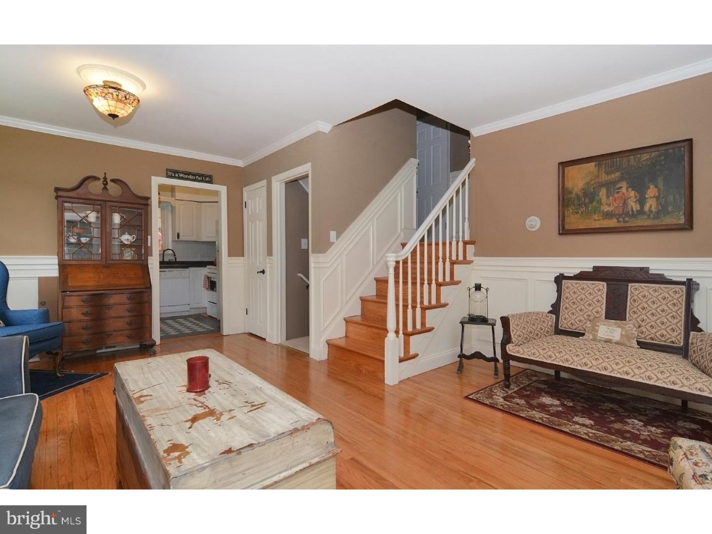 8401 Chippewa Road Philadelphia, PA 19128 - Photo 3 of 25 Living Room