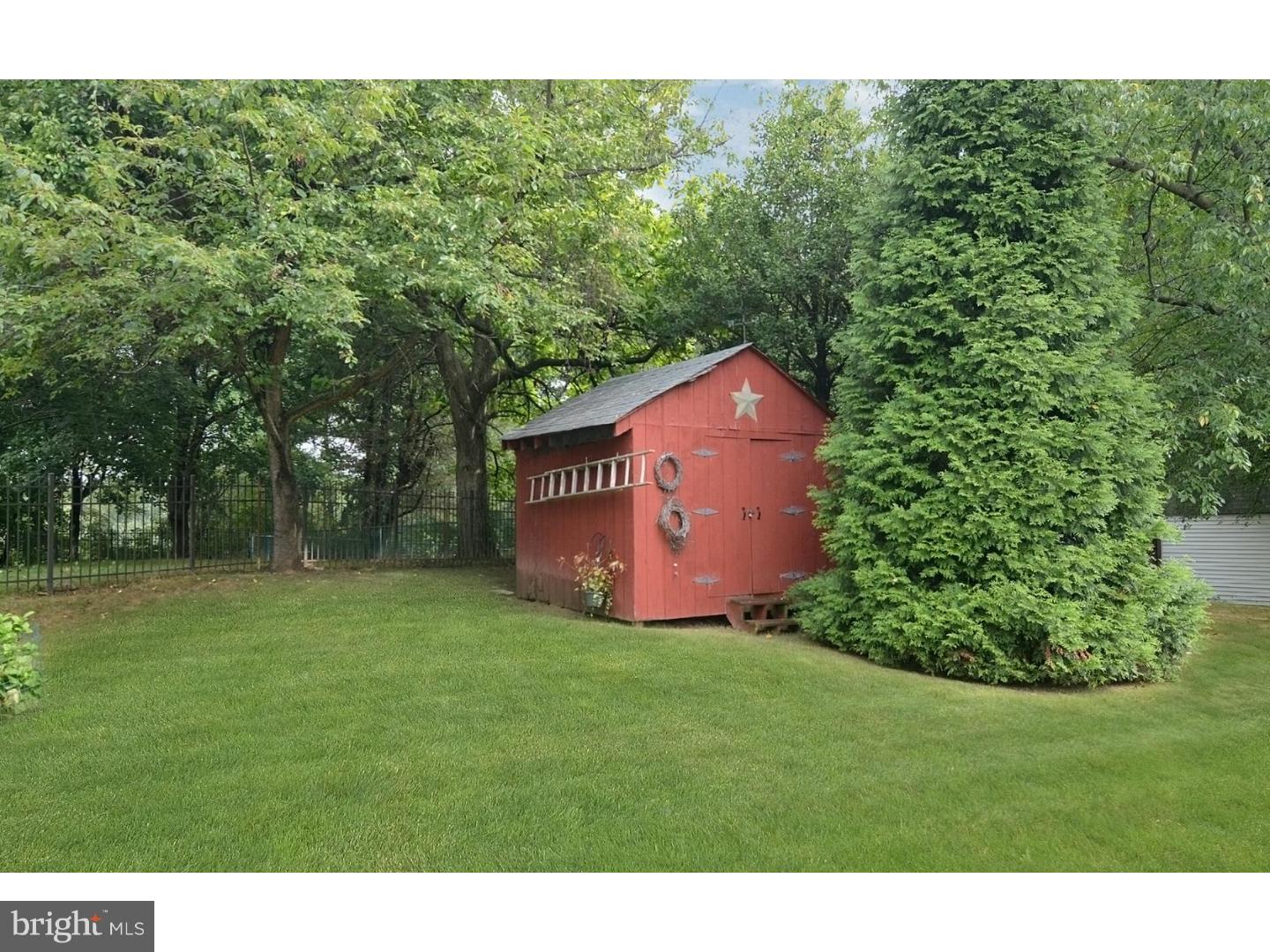 8401 Chippewa Road Philadelphia, PA 19128 - Photo 23 of 25 Back Yard