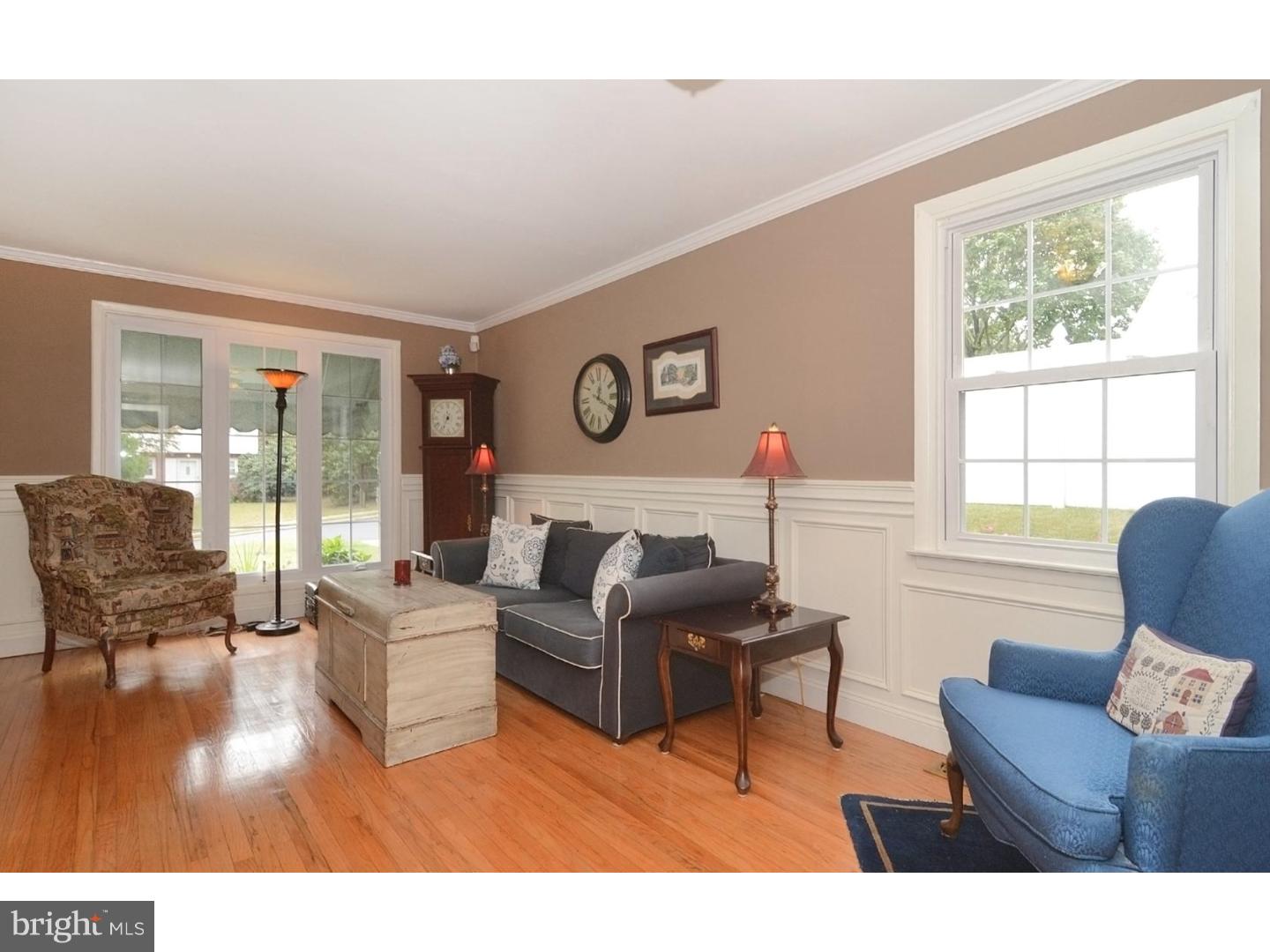 8401 Chippewa Road Philadelphia, PA 19128 - Photo 4 of 25 Living Room