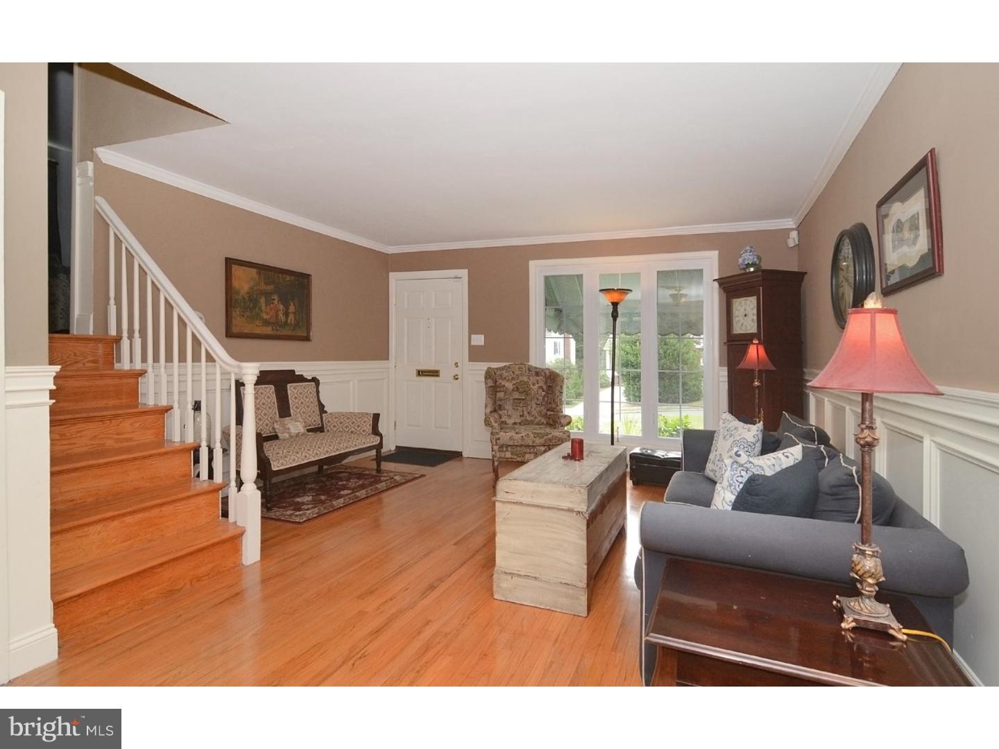 8401 Chippewa Road Philadelphia, PA 19128 - Photo 5 of 25 Living Room