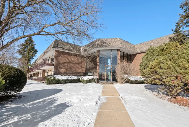 $229,900 | 3-n550 Crown Road, Unit 2, Elmhurst, IL 60126