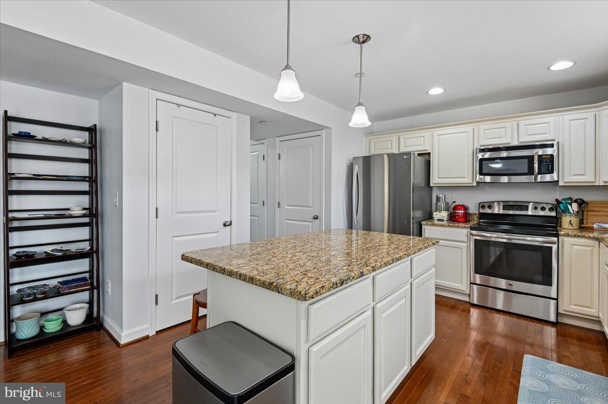 1237 A Juniper Street Shady Side, MD 20764 - Photo 12 of 31 Beautiful Granite Counters & Stainless Appliances