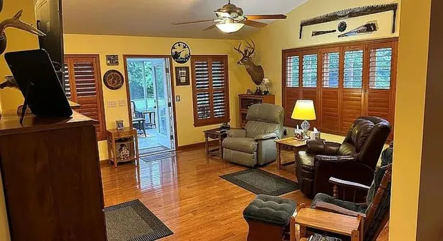 $550,000 | 29782 Highway 16, Jerseyville, IL 62052