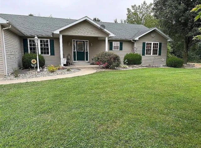 $550,000 | 29782 Highway 16, Jerseyville, IL 62052