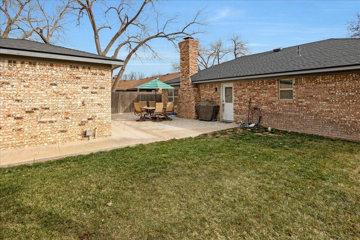 6912 Manor Circle Amarillo, TX 79109 - Photo 25 of 25 a backyard of a house with table and chairs