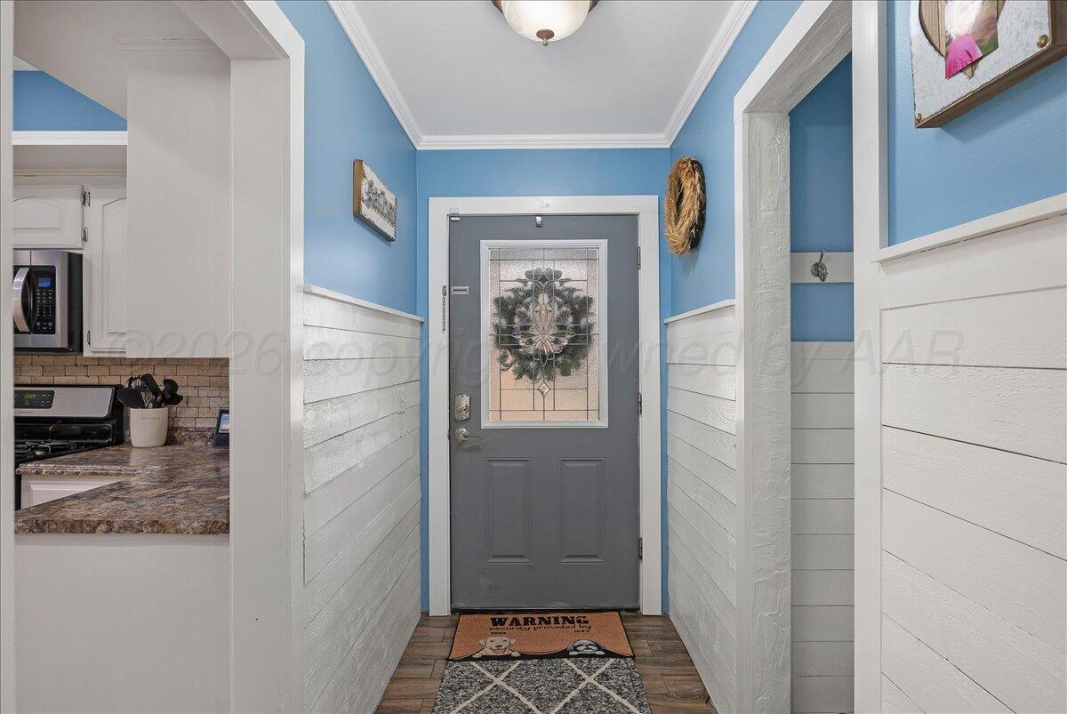 6912 Manor Circle Amarillo, TX 79109 - Photo 3 of 25 a hallway with a door and a window