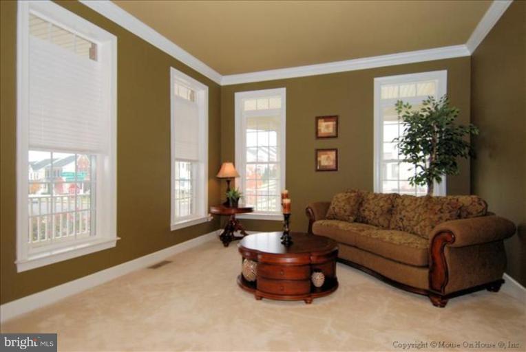 12253 Cypress Spring Road Clarksburg, MD 20871 - Photo 5 of 29 Living Room