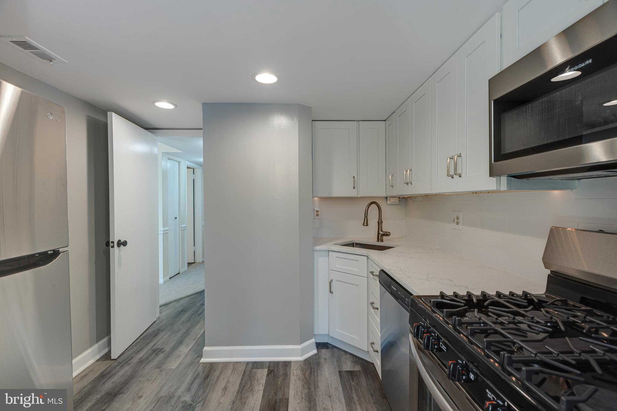 1536 Northgate Square, Unit 12A Reston, VA 20190 - Photo 7 of 30 NEWLY REMODELED KITCHEN