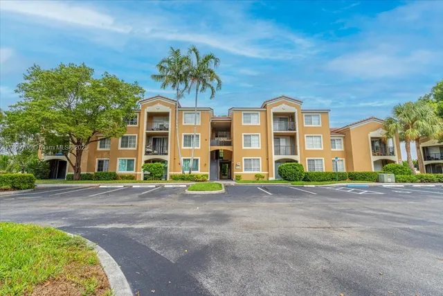 $248,000 | 7910 North Nob Hill Road, Unit 105, Tamarac, FL 33321