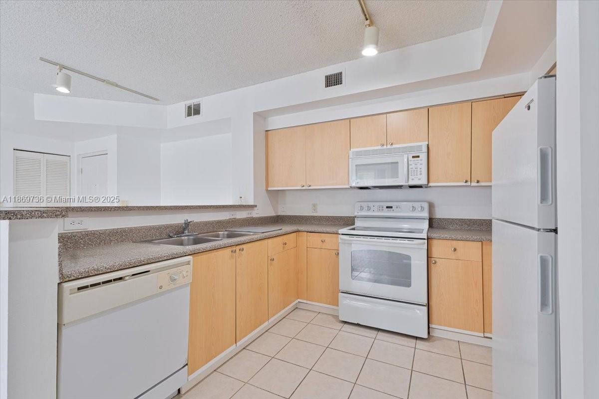 7910 North Nob Hill Road, Unit 105 Tamarac, FL 33321 - Photo 5 of 31