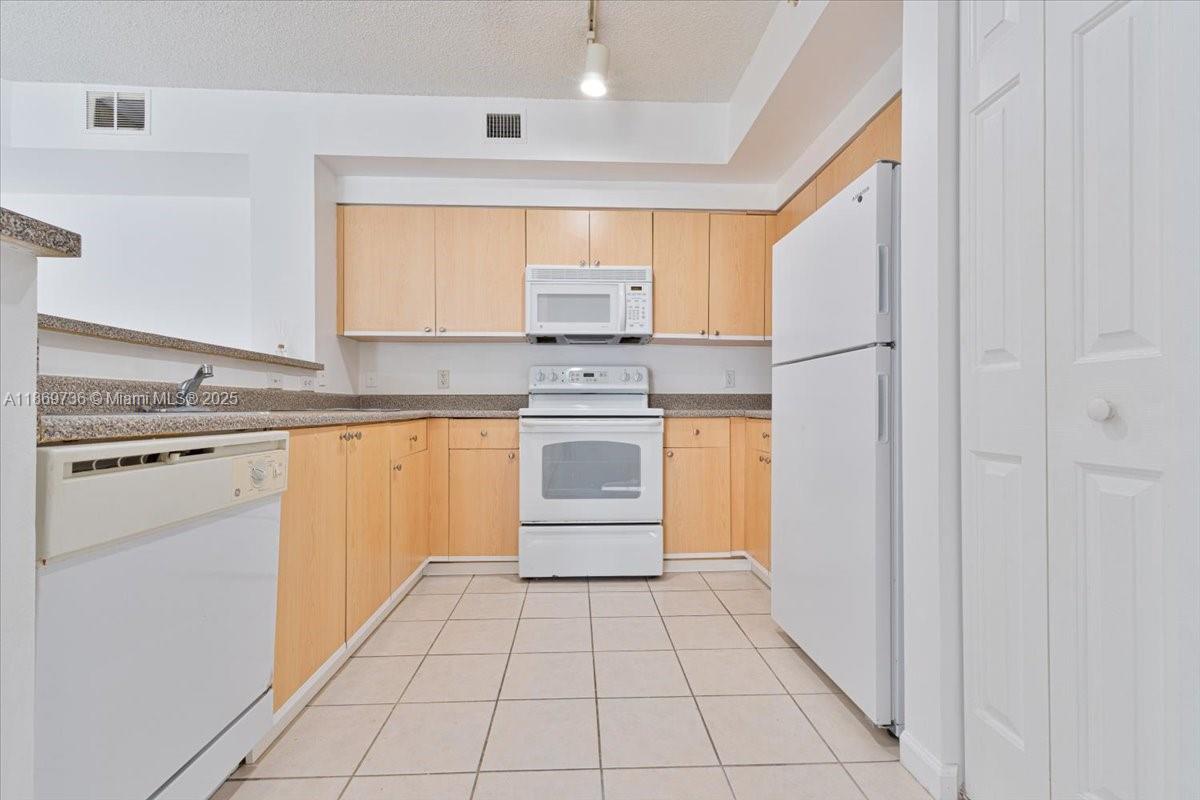 7910 North Nob Hill Road, Unit 105 Tamarac, FL 33321 - Photo 6 of 31