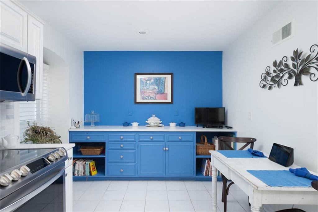 8706 Walmer Street Overland Park, KS 66212 - Photo 12 of 38