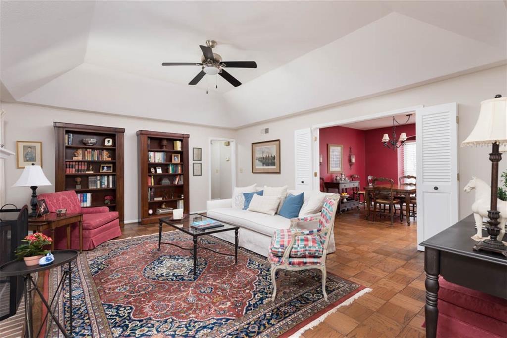 8706 Walmer Street Overland Park, KS 66212 - Photo 7 of 38