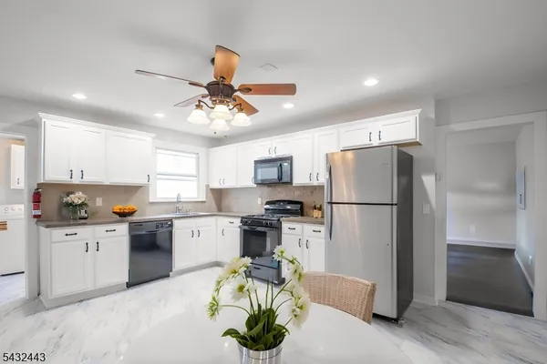 $2,900 | 111 Roosevelt Street, Unit 2, Roselle Park, NJ 07204