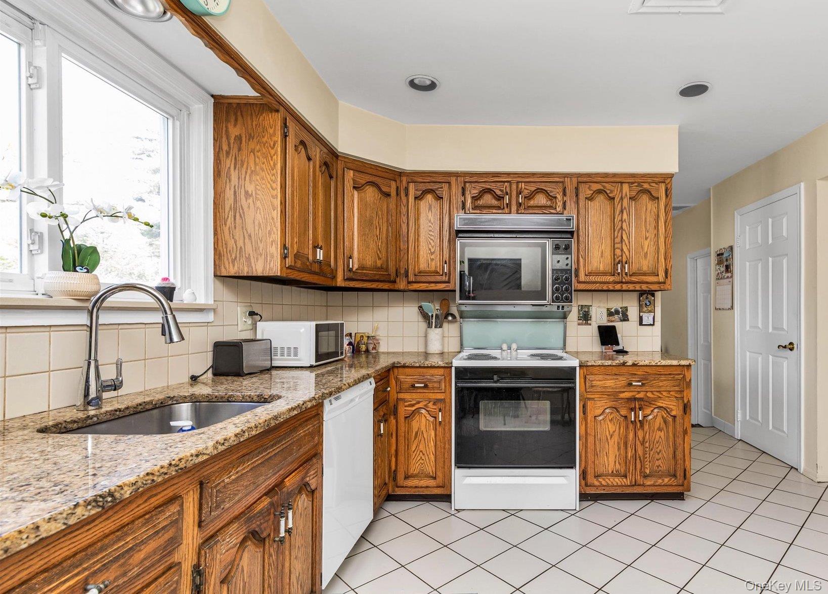 2011 Abbot Avenue Merrick, NY 11566 - Photo 4 of 21