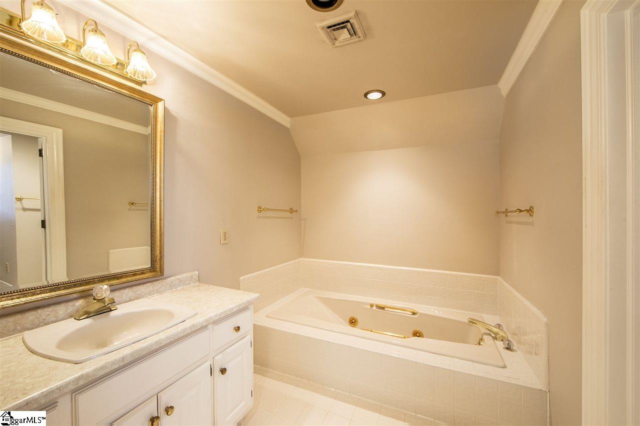 105 West Round Hill Road Greenville, SC 29617 - Photo 19 of 27 master bath