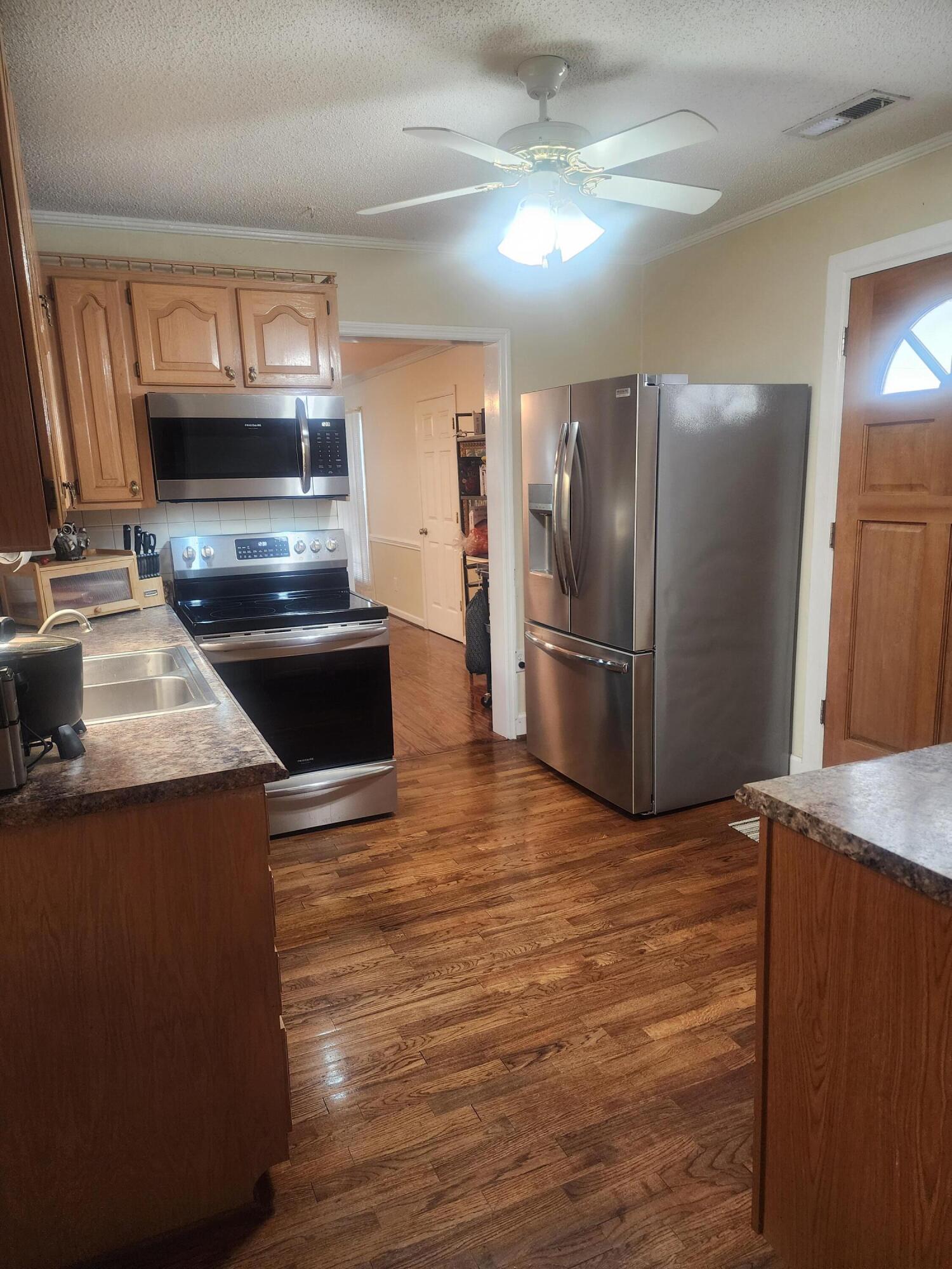 5825 Moore Street Hanahan, SC 29410 - Photo 10 of 31 20260606_123813