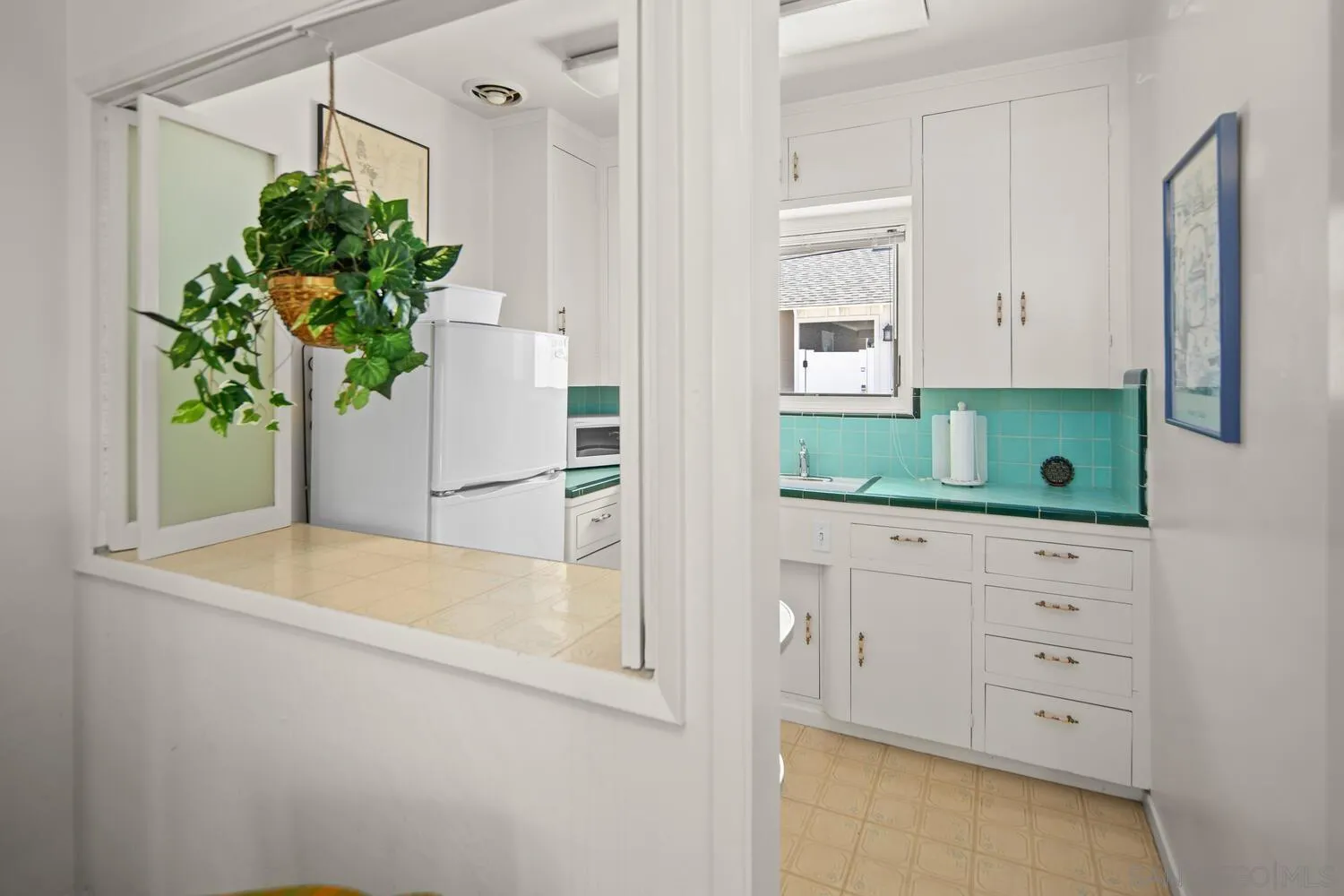 911 B Avenue Coronado, CA 92118 - Photo 40 of 45 a bathroom with a tub shower and mirror