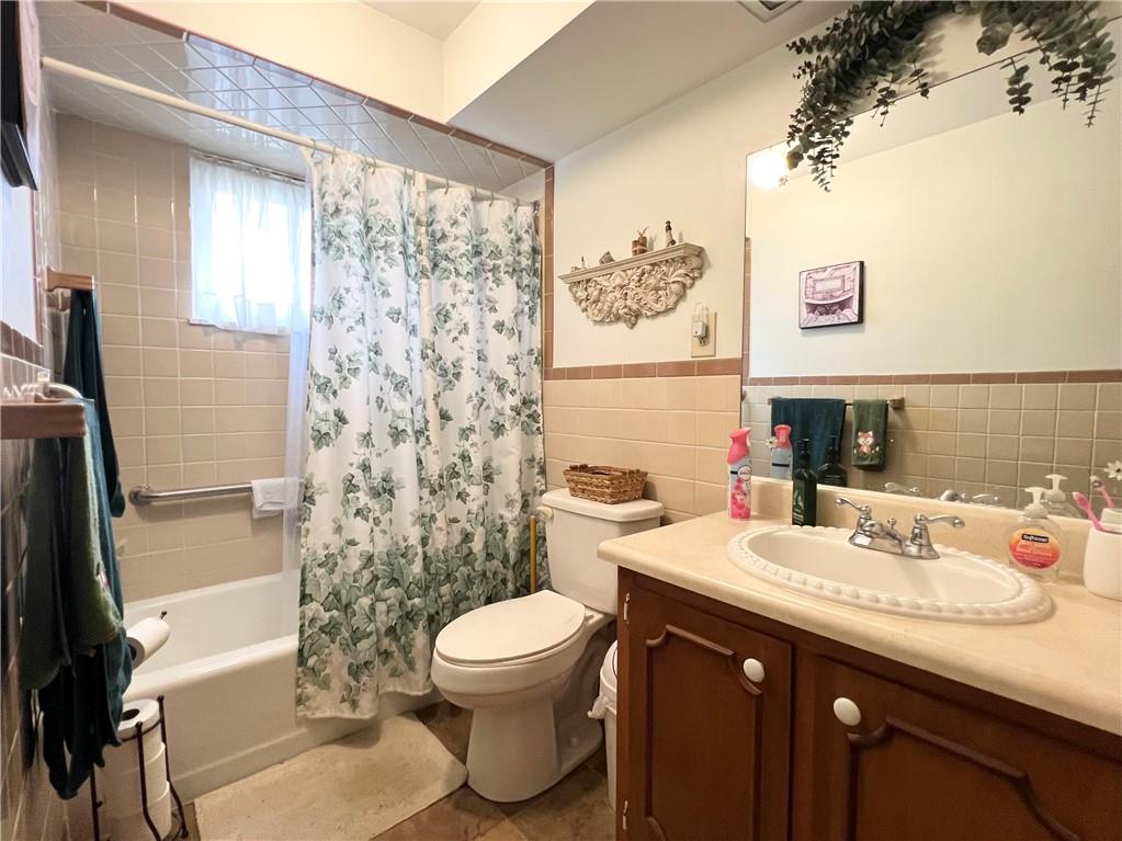 105 Owens View Avenue Apollo, PA 15613 - Photo 17 of 32 Main level full bath.