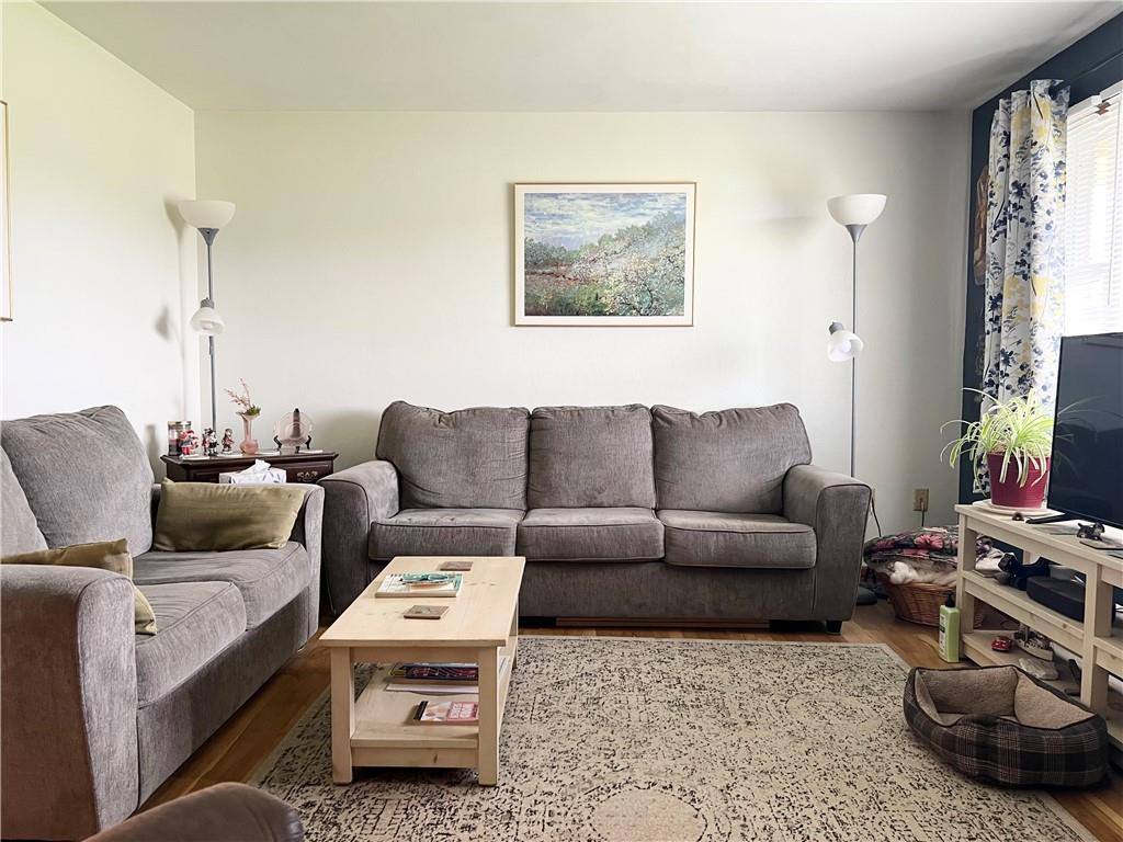 105 Owens View Avenue Apollo, PA 15613 - Photo 6 of 32 Spacious living room.
