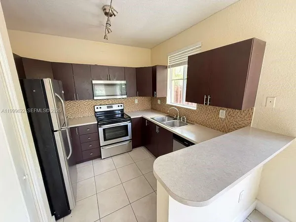 $2,800 | 6990 Northwest 177th Street, Unit J100, Hialeah, FL 33015