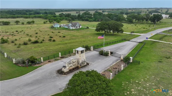 $220,000 | 10 Patriot Circle, Luling, TX 78648