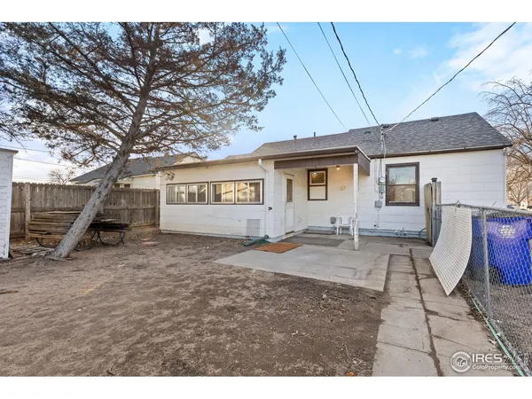 a view of a house with backyard